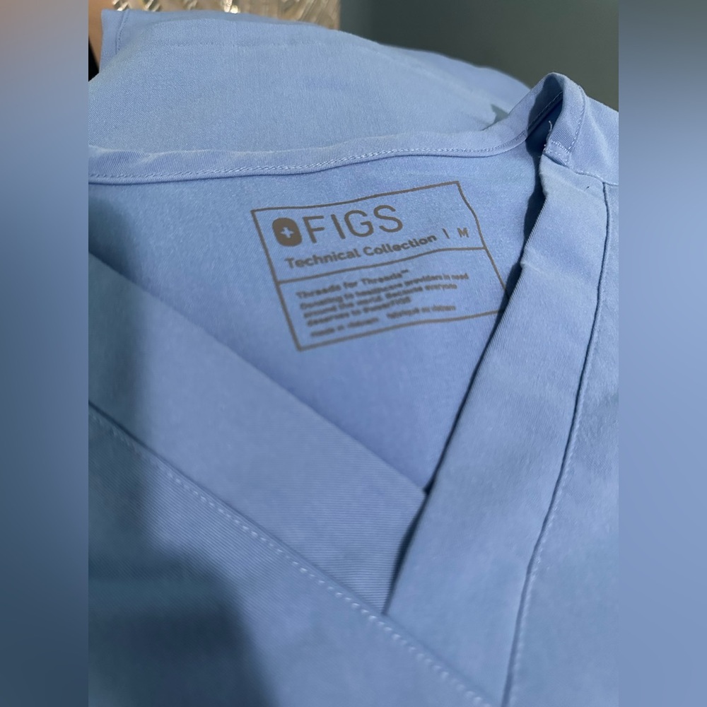 Figs Medium Powder Blue, 2 pocket Leon Scrub top